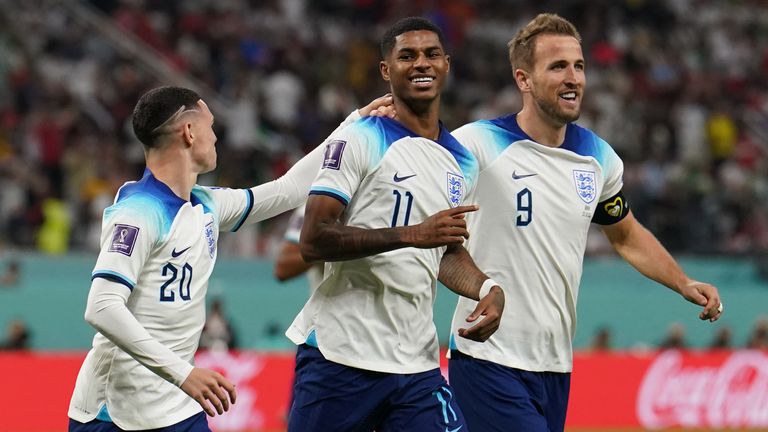 Marcus Rashford festeggia il quinto gol dell'Inghilterra con i suoi compagni di squadra