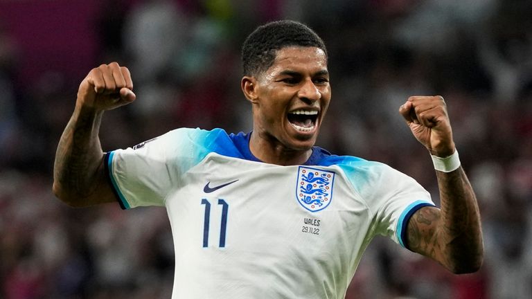 L'Anglais Marcus Rashford célèbre après avoir marqué le troisième but de son équipe