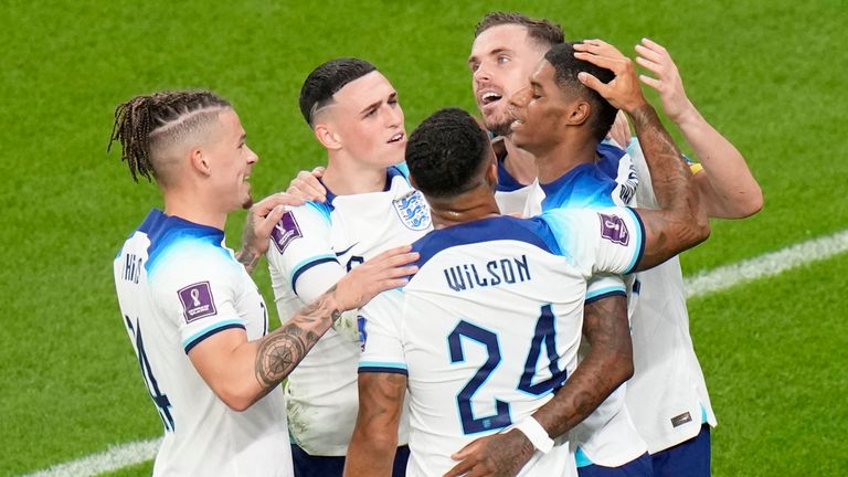 Marcus Rashford, de Inglaterra, a la derecha, celebra con sus compañeros de equipo después de anotar el tercer gol de su equipo durante el partido de fútbol del grupo B de la Copa Mundial entre Inglaterra y Gales, en el estadio Ahmad Bin Ali en Al Rayyan, Qatar. Martes, 29 de noviembre de 2022. (Foto AP/Alessandra Tarantino)