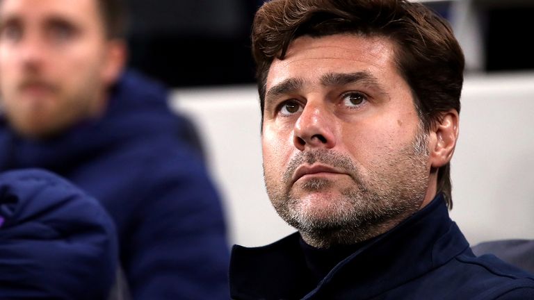 El gerente de Tottenham Hotspur, Mauricio Pochettino, y Christian Eriksen (fondo) en el banco durante el partido del Grupo B de la Liga de Campeones de la UEFA en el estadio Tottenham Hotspur, Londres.  Foto PA.  Imagen Fecha: Martes 22 de octubre de 2019. Ver historia de PA SOCCER Tottenham.  El crédito de la foto debe decir: Nick Potts/PA Wire