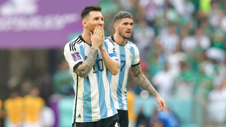 firo : 22.11.2022, Sepak Bola, Sepak Bola, PIALA DUNIA FIFA 2022 QATAR, Piala Dunia 2022 Qatar, Piala Dunia 2022 Qatar, Penyisihan grup, Grup C, Game 5, Argentina - Arab Saudi Lionel Messi, kecewa, kecewa setelah versustor ke 2: 1.  Foto oleh: Sebastian EL-SAQQA/picture-alliance/dpa/AP Images