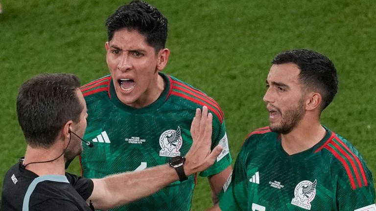 De izquierda a derecha, los mexicanos Edson Álvarez, Luis Chávez y Héctor Moreno pelean con el árbitro Christopher Beath durante el partido de fútbol del grupo C de la Copa Mundial entre México y Polonia, en el Estadio 974 en Doha, Qatar, el martes 22 de noviembre de 2022 (Foto AP/Darko Vojinovic)