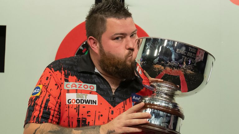 Michael Smith akhirnya mengklaim gelar utama di Grand Slam of Darts di Wolverhampton pada hari Minggu