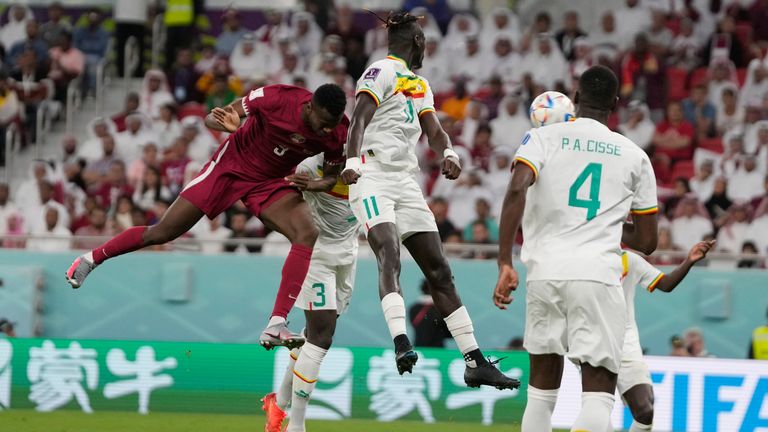 Mohammed Muntari de Qatar retrae un gol