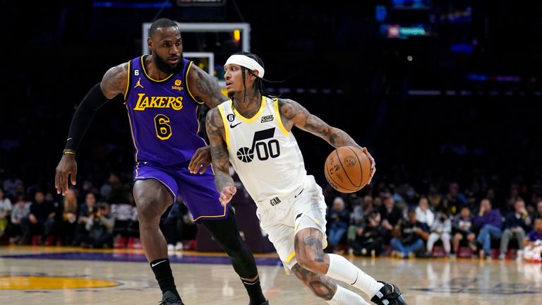 Utah Jazz guardı Jordan Clarkson (00), 4 Kasım 2022 Cuma günü Los Angeles'ta oynanan NBA basketbol maçının ilk yarısında Los Angeles Lakers forveti LeBron James'i (6) geçiyor.  (AP Fotoğrafı/Marcio Jose Sanchez)