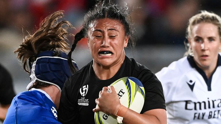 Liana Mikaele-Tu'u de Nouvelle-Zélande est taclée par un défenseur français lors de la demi-finale de la Coupe du monde de rugby féminin