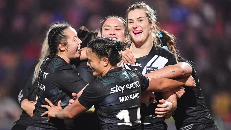 Picture by Will Palmer/SWpix.com - 14/11/2022 - Rugby League - Rugby League World Cup 2021 - Semi Final - England v New Zealand - LNER Community Stadium, York, England - Brianna Clark of New Zealand celebrates with teammates after scoring a try against England