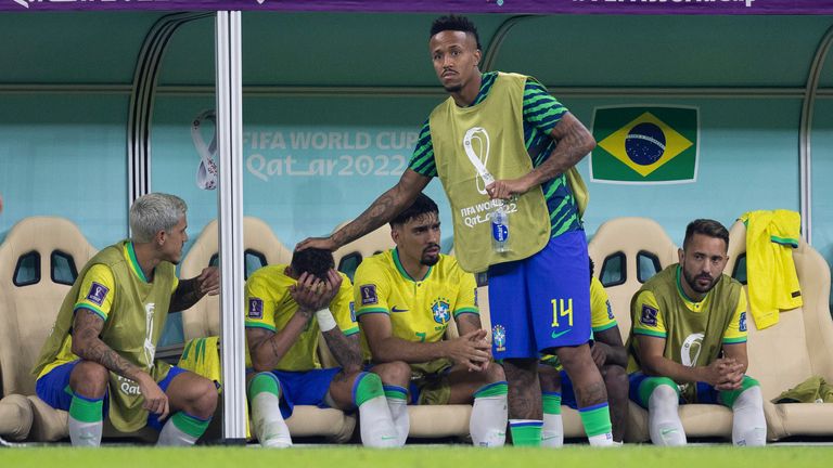 Neymar se metió la cabeza entre las manos debajo de la camiseta después de salirse