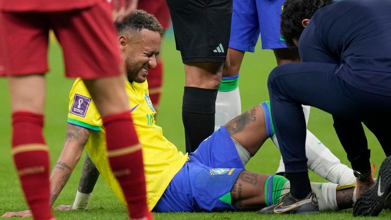 Neymar requirió mucho tratamiento antes de irse cojeando con diez minutos para el final