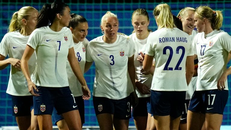 Las jugadoras de Noruega celebran el gol del empate de Frida Maanum ante Inglaterra en Murcia