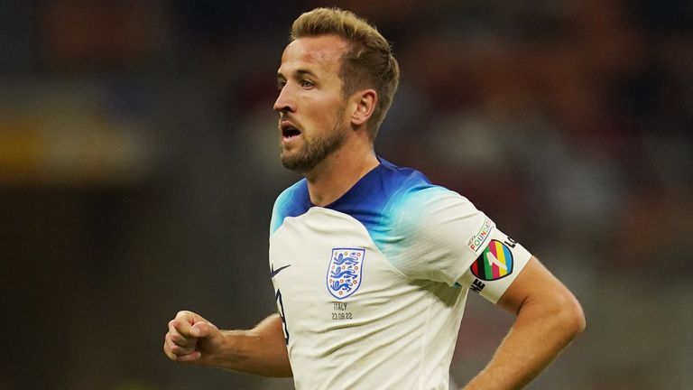 Harry Kane mengenakan ban lengan One Love