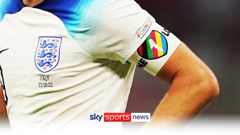 I giocatori dell'Inghilterra hanno subito divieti per il badge Onelove