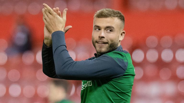 ABERDEEN, ESCOCIA - 4 DE NOVIEMBRE: Hibs'  Ryan Porteous durante un partido de Premiership cinch entre Aberdeen e Hibernian en Pittodrie, el 4 de noviembre de 2022, en Aberdeen, Escocia.  (Foto por Ross Parker/Grupo SNS)