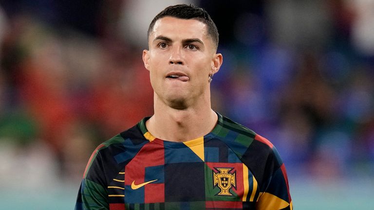 Cristiano Ronaldo se aquece antes da partida de Portugal contra Gana na Copa do Mundo