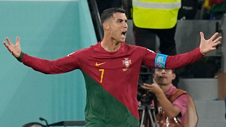 Cristiano Ronaldo melampiaskan kekesalannya pada sebuah keputusan