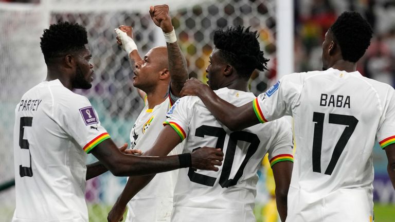 Andre Ayew merayakan dengan rekan satu timnya setelah menyamakan kedudukan untuk Ghana melawan Portugal