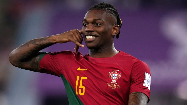 Rafael Leao celebra después de darle a Portugal una ventaja de 3-1 contra Ghana