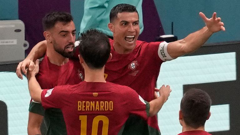 Bruno Fernandes, Cristiano Ronaldo y Bruno Fernandes celebran que Portugal adelantó a Uruguay