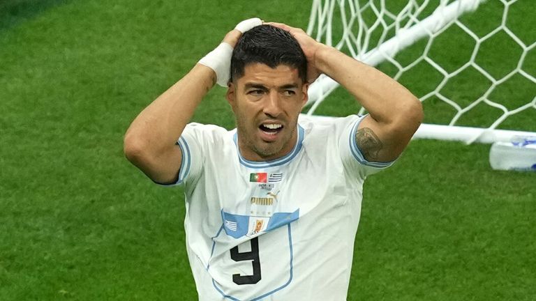 Reaksi pemain pengganti Luis Suarez setelah kehilangan peluang untuk menyamakan kedudukan bagi Uruguay
