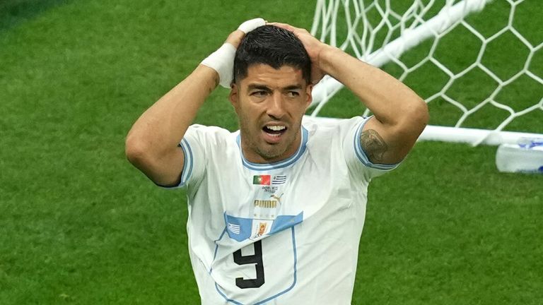 El suplente Luis Suárez reacciona tras perder una oportunidad de empatar para Uruguay