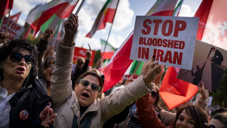 Para pengunjuk rasa di Den Haag menunjukkan dukungan mereka dalam solidaritas dengan rakyat Iran yang membela kepemimpinan mereka atas kematian seorang wanita muda dalam tahanan polisi (foto: AP)
