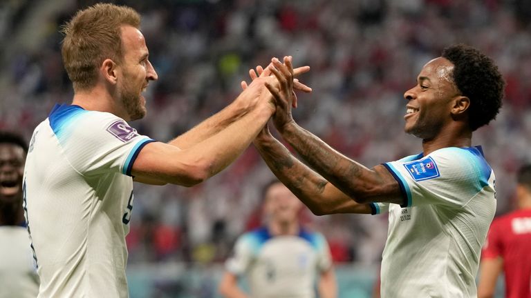 Raheem Sterling merayakan dengan Harry Kane setelah mencetak gol ketiga Inggris