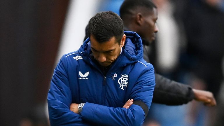 Los Rangers irrumpieron en la cancha después de empatar 1-1 con Livingston en Ibrox. 