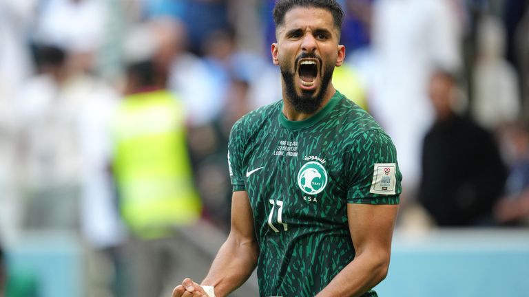 Saleh Al-Shehri dari Arab Saudi merayakan golnya