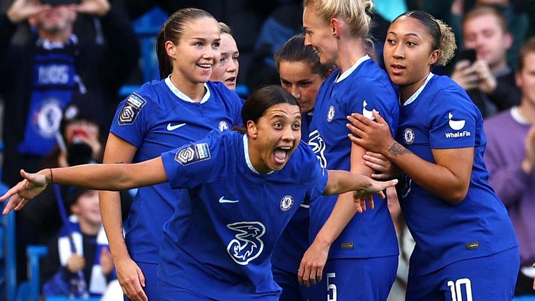 Sam Kerr merayakan dengan rekan setimnya setelah memberi Chelsea keunggulan awal melawan Tottenham