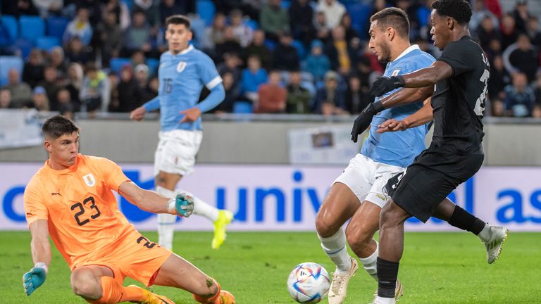 Uruguay&#39;s Sergio Rochet (left) says goalkeeper&#39;s face a tougher task with faster balls