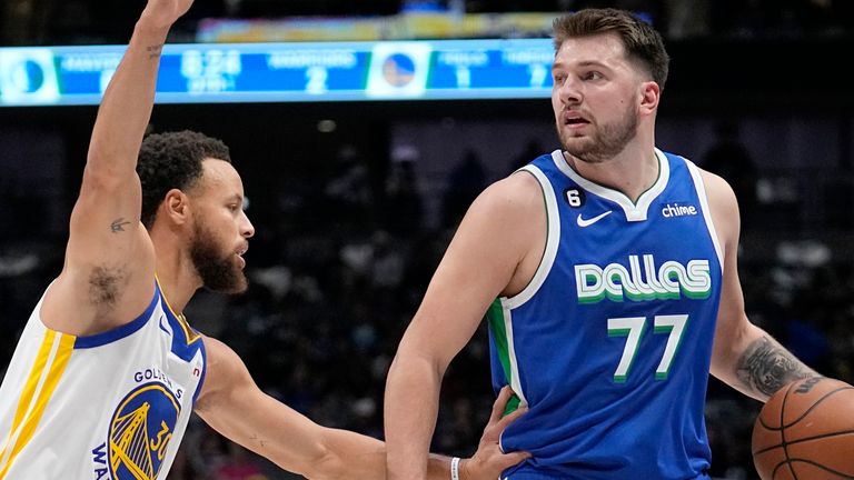Golden State Warriors&#39; Stephen Curry guards as Dallas Mavericks guard Luka Doncic (77) looks to the basket in the first half of an NBA basketball game, Tuesday, Nov. 29, 2022, in Dallas. (AP Photo/Tony Gutierrez) 