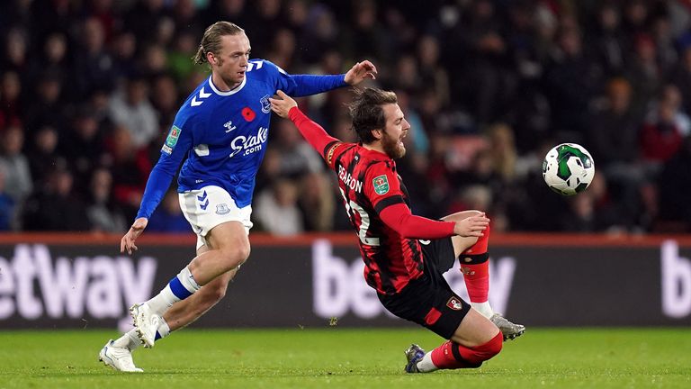 Everton&#39;s Tom Davies (left) and Bournemouth&#39;s Ben Pearson battle for the ball