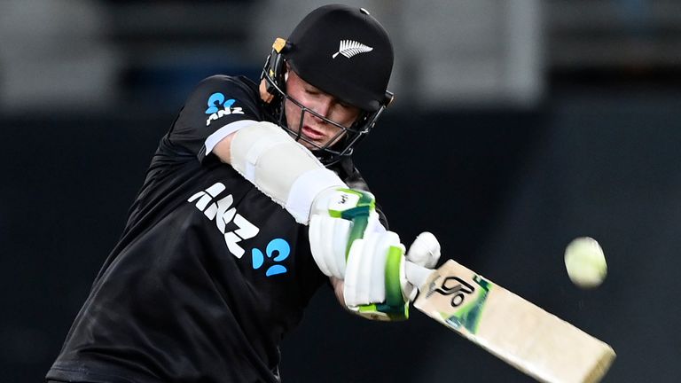 Tom Latham de Nueva Zelanda batea contra India en su partido internacional de cricket de un día en Auckland, Nueva Zelanda, el viernes 25 de noviembre de 2022. (Andrew Cornaga/Photosport vía AP)