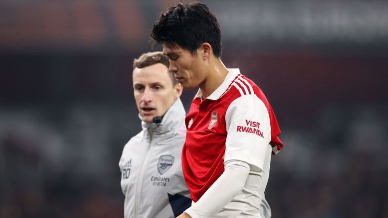 Takehiro Tomiyasu digantikan di akhir pertandingan untuk Arsenal setelah mengalami cedera