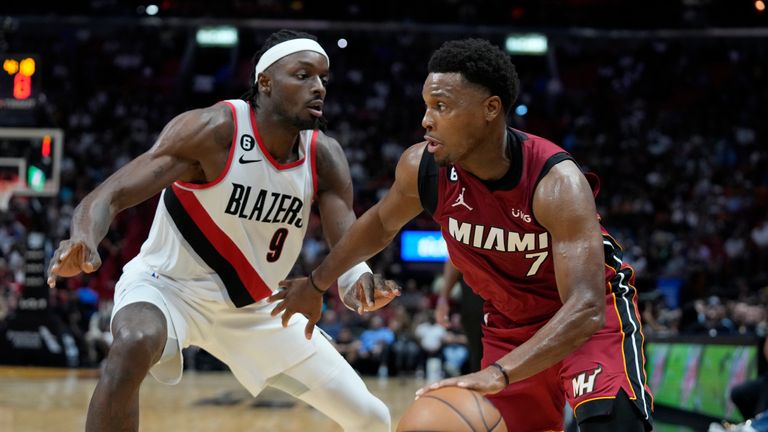 El escolta del Heat de Miami, Kyle Lowry, conduce hacia la canasta contra el alero de los Trail Blazers de Portland, Jerami Grant, durante la segunda mitad de un partido de baloncesto de la NBA, el lunes 7 de noviembre de 2022, en Miami.