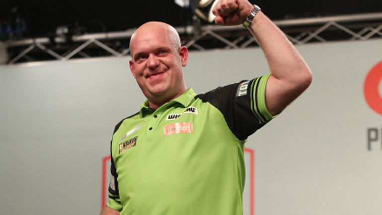 Michael van Gerwen viert feest na doorgang naar kwartfinales (PDC)