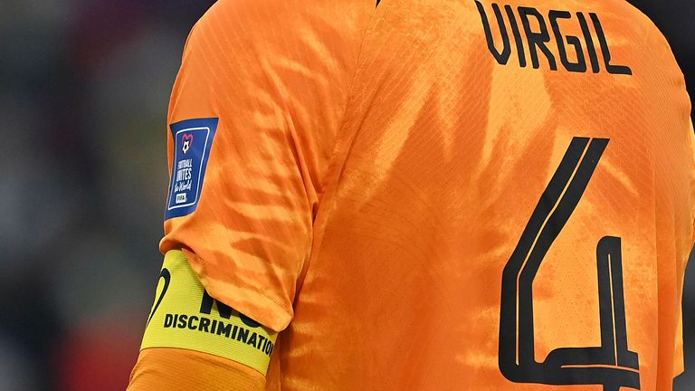 Declaración contra la discriminación: Virgil VAN DIJK (NED) usa un brazalete debajo de su camiseta, el brazalete de capitán con la inscripción SIN DISCRIMINACIÓN.  Protesta.  Partido 2, Grupo A Senegal (SEN) - Holanda (NED) 0-2 el 21/11/2022 en el Estadio Al Thumama.  Copa Mundial de Fútbol 20122 en Qatar del 20.11.  - 18.12.2022 ?  Foto de: Frank Hoermann/SVEN SIMON/picture-alliance/dpa/AP Images