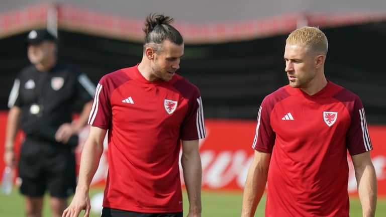 Gareth Bale ของเวลส์ (ซ้าย) และ Aaron Ramsey ระหว่างการฝึกซ้อมที่ Al Sadd Sports Club ในโดฮา ประเทศกาตาร์  วันที่รูปภาพ: วันอาทิตย์ที่ 20 พฤศจิกายน 2022