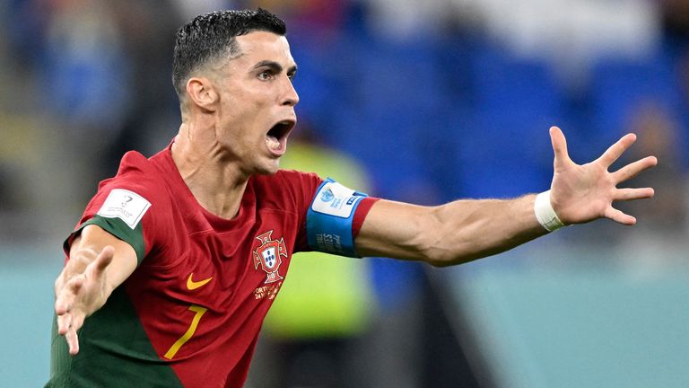 Cristiano Ronaldo apela ao árbitro durante o jogo entre Portugal e Gana no Mundial