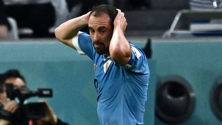 Diego Godin bereaksi setelah melihat meriam sundulannya membentur tiang