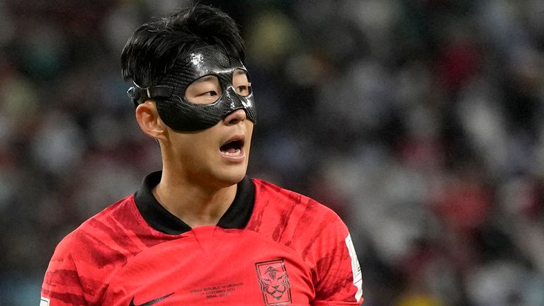 Son Heung-min bereaksi setelah melewatkan peluang dalam pertandingan pembuka Piala Dunia Korea Selatan melawan Uruguay