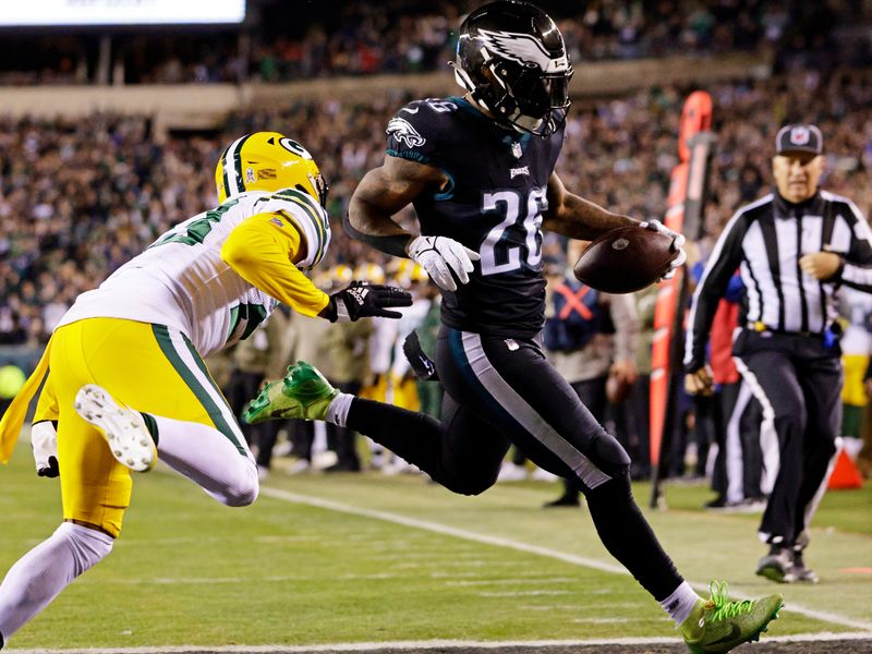 Hurts, Eagles run past Packers 40-33; Rodgers hurt