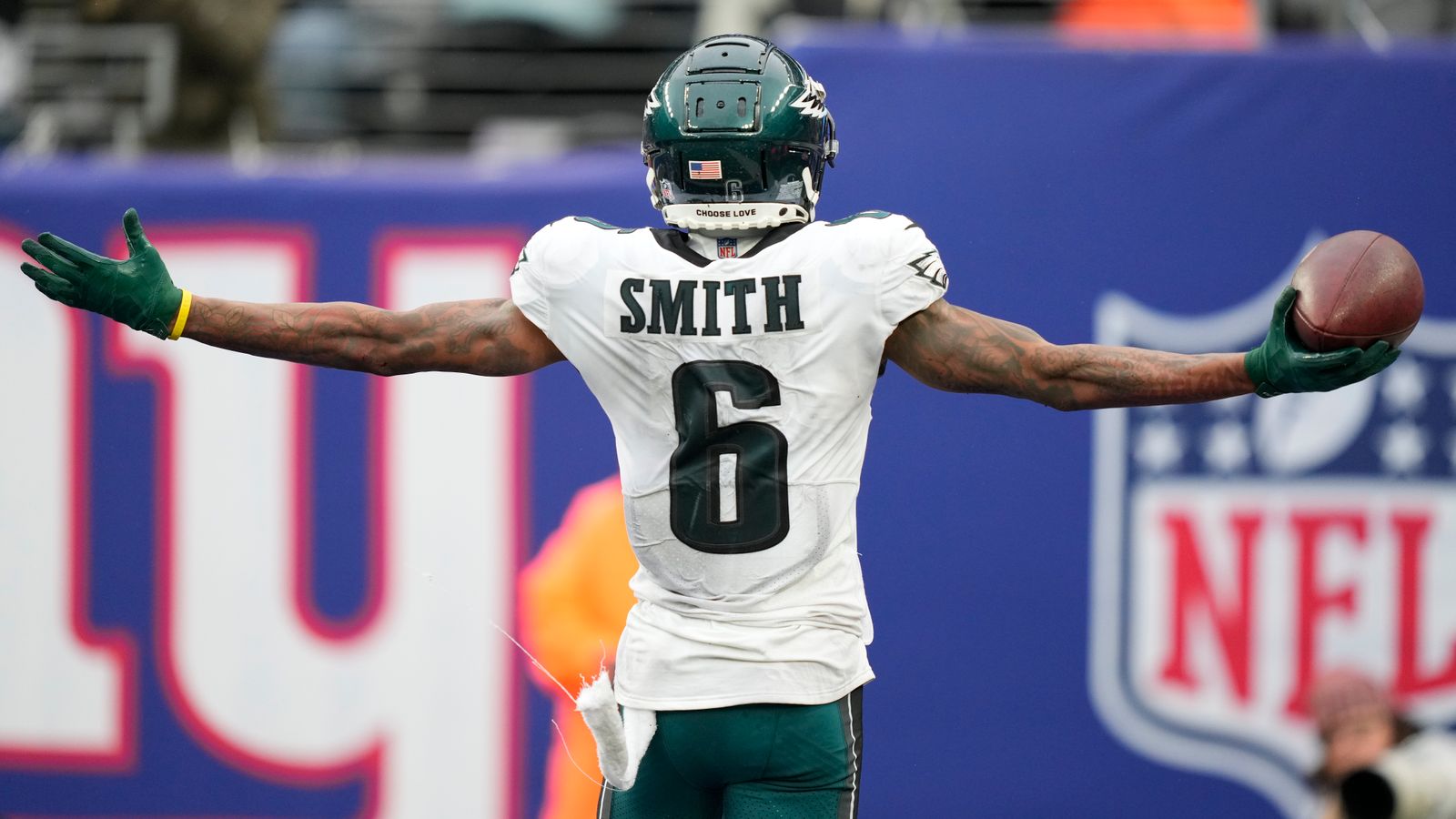 Devonta Smith s Superb 41 yard Touchdown Extends Eagles Lead NFL News Devonta Smith s Superb 41 yard Touchdown Extends Eagles Lead NFL News