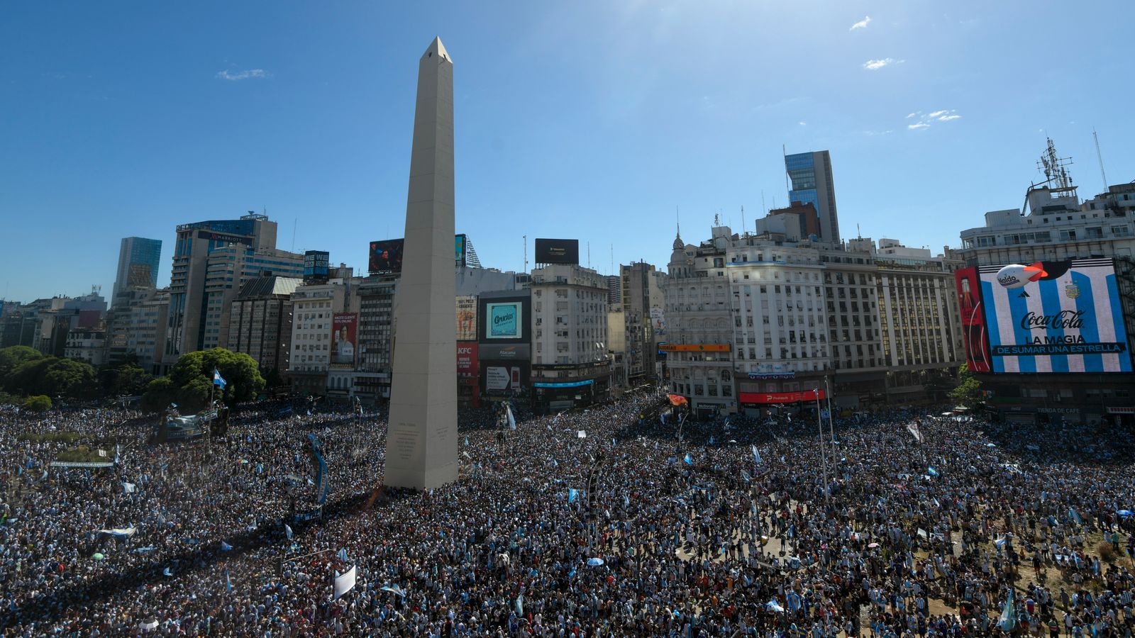 Desfile de autobuses de Argentina abandonado debido a problemas de seguridad con los ganadores de la Copa del Mundo trasladados a helicópteros |  Noticias de futbol