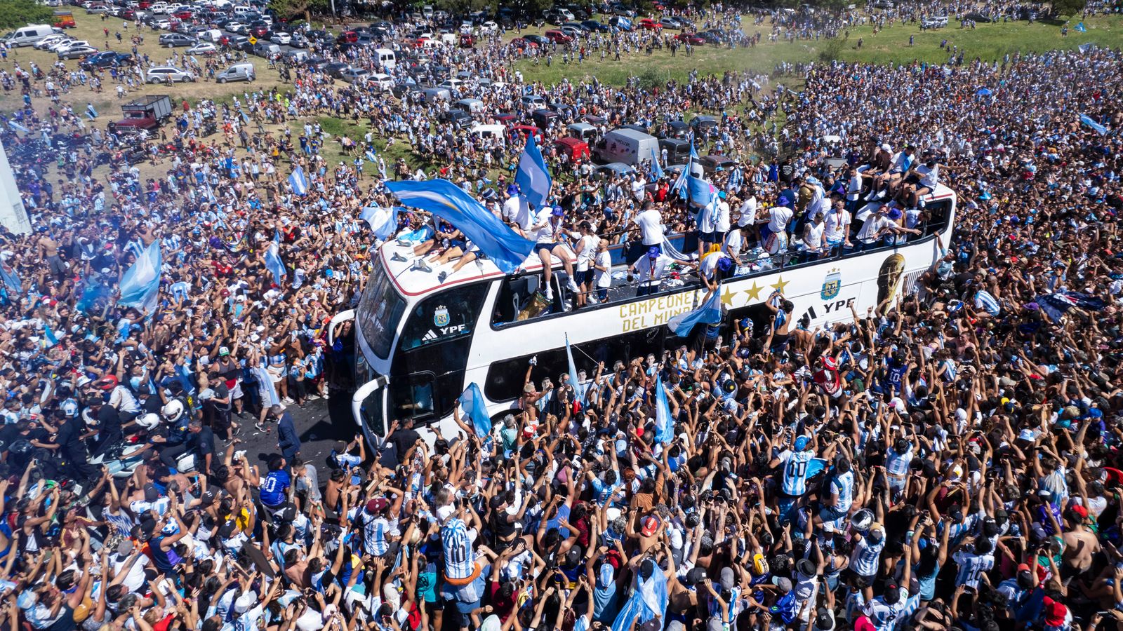 Desfile de autobuses de Argentina cancelado por preocupaciones de seguridad después de que un fan salte al autobús del equipo |  noticias de futbol