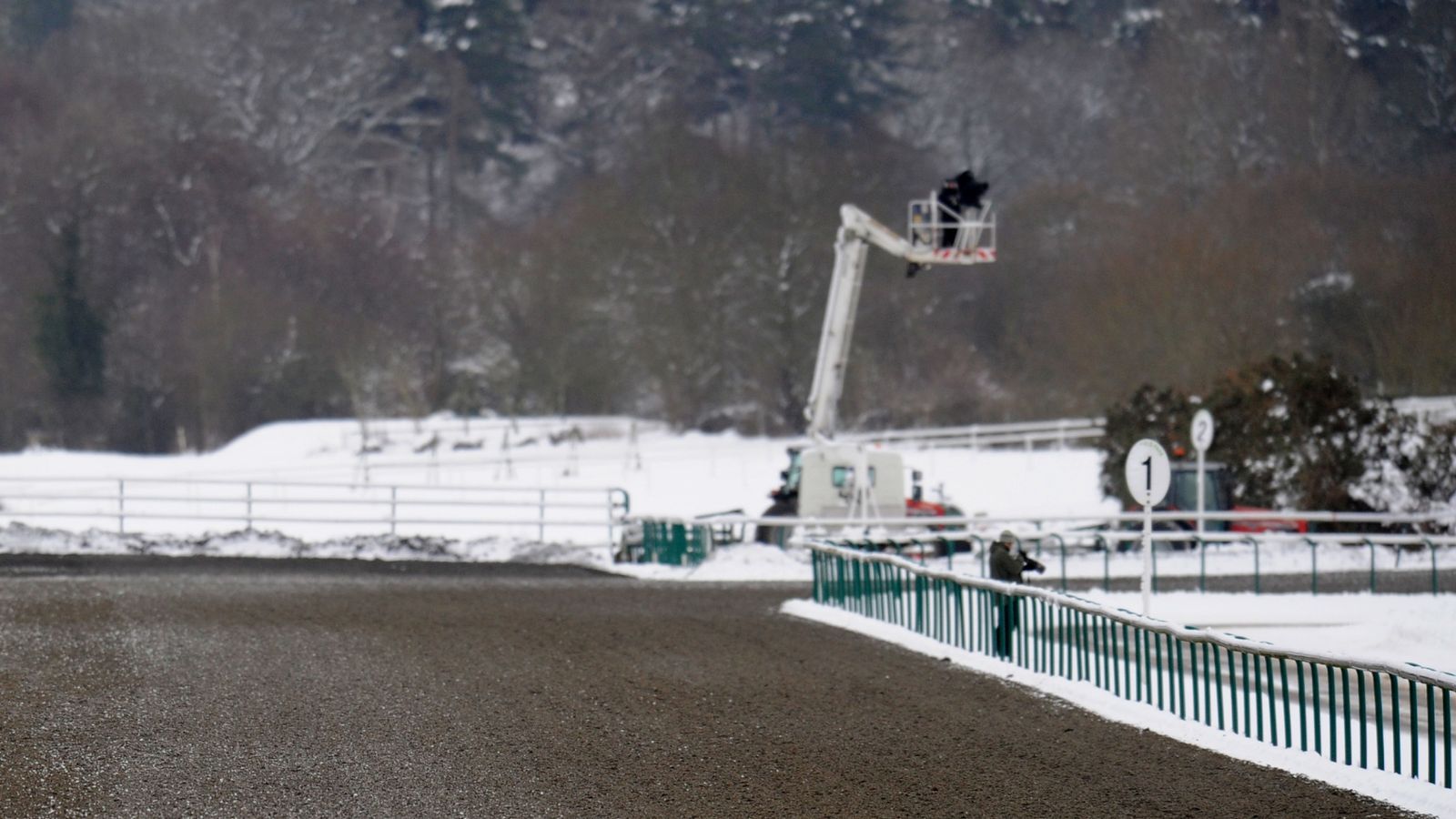 Últimas noticias meteorológicas: Lingfield abandona la tarjeta de todo tiempo del sábado debido a partes congeladas de la pista |  Noticias de carreras