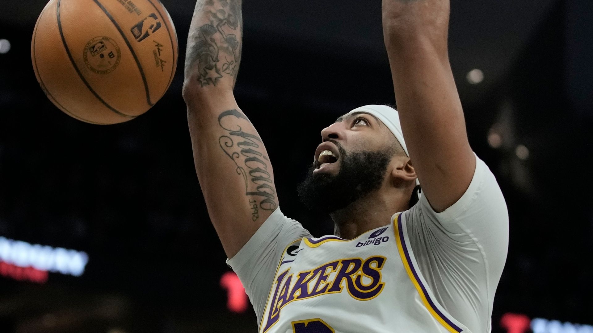 Round-up: Davis scores sizzling 55 against Lakers