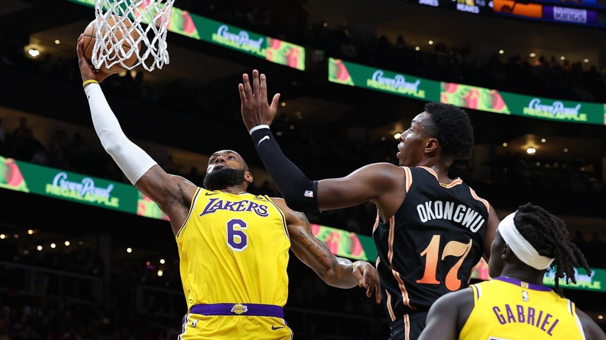 Young's 36 points help streaking Hawks drop Lakers, 129-121
