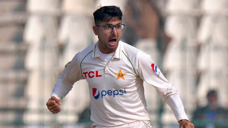 Abrar Ahmed de Pakistán reacciona durante el primer día del segundo partido de prueba de cricket entre Pakistán e Inglaterra, en Multan, Pakistán, el viernes 9 de diciembre de 2022. (Foto AP/Anjum Naveed)