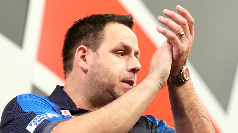 Adrian Lewis obtuvo una impresionante victoria en su primer partido del torneo el viernes